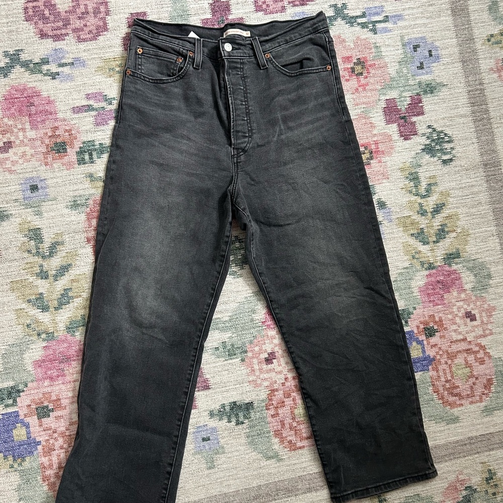 Levi Women's Black Straight Jeans cropped